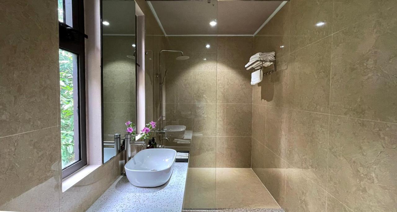 Phoenix Minh Chau Hotel 꽝닌 외부 사진